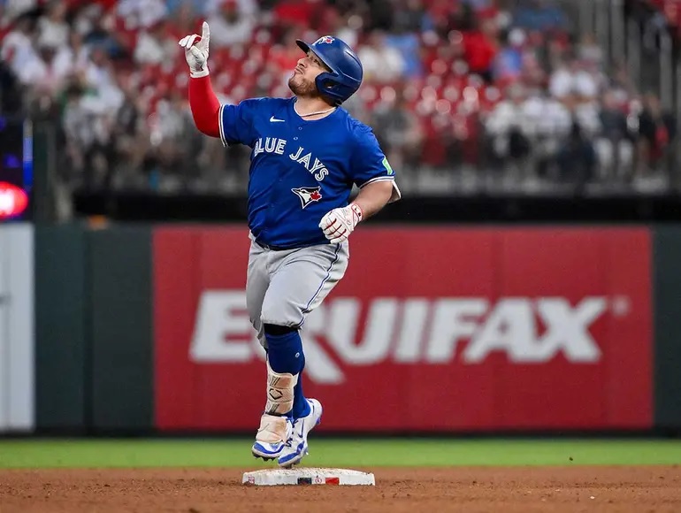 Azulejos completan la barrida sobre Cardenales con el bate encendido de Alejandro Kirk