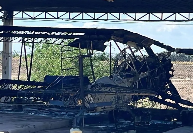 Atacan y prenden fuego a avioneta fumigadora en Navolato, Sinaloa