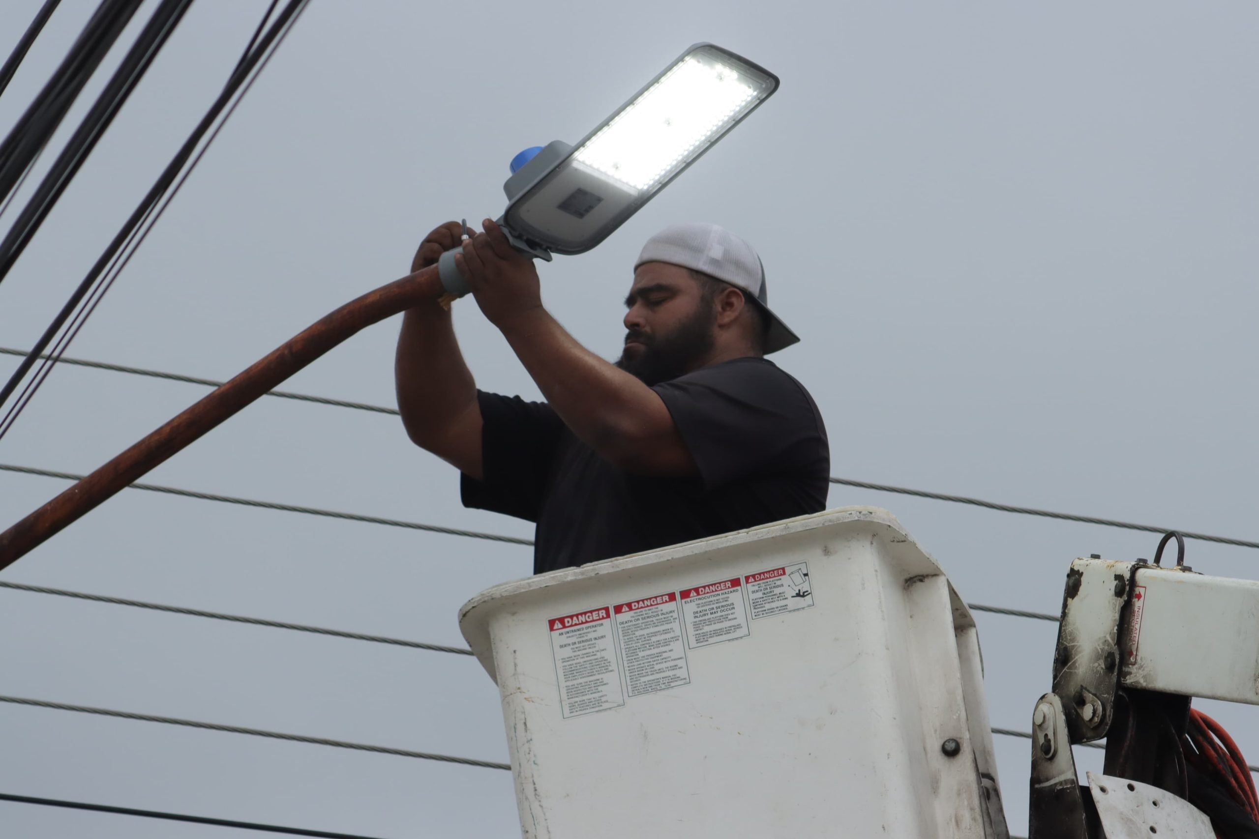 Supervisa Óscar Ríos instalación de más luminarias LED