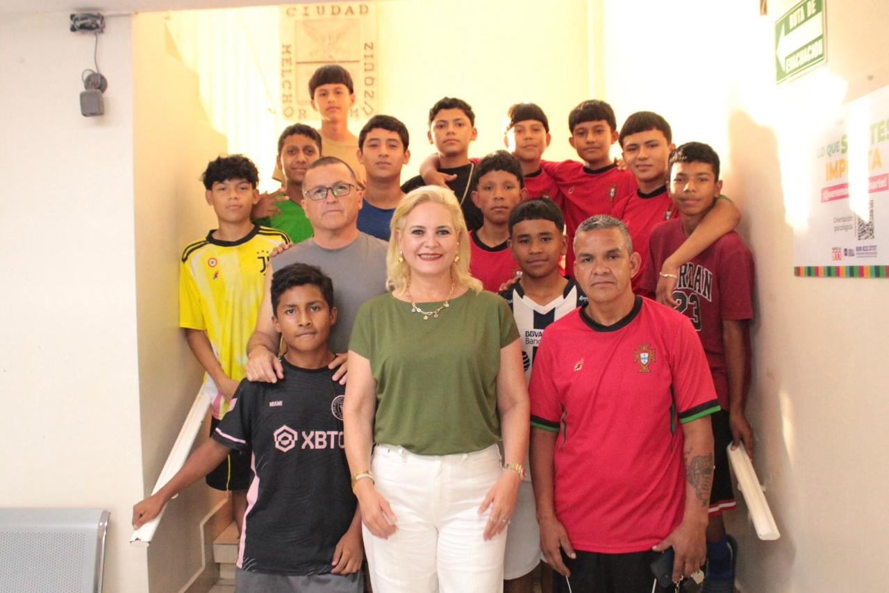 La alcaldesa Laura Jiménez recibe al equipo “Los Jefes” de Fut7, orgullosos representantes de Múzquiz en el Torneo Estatal