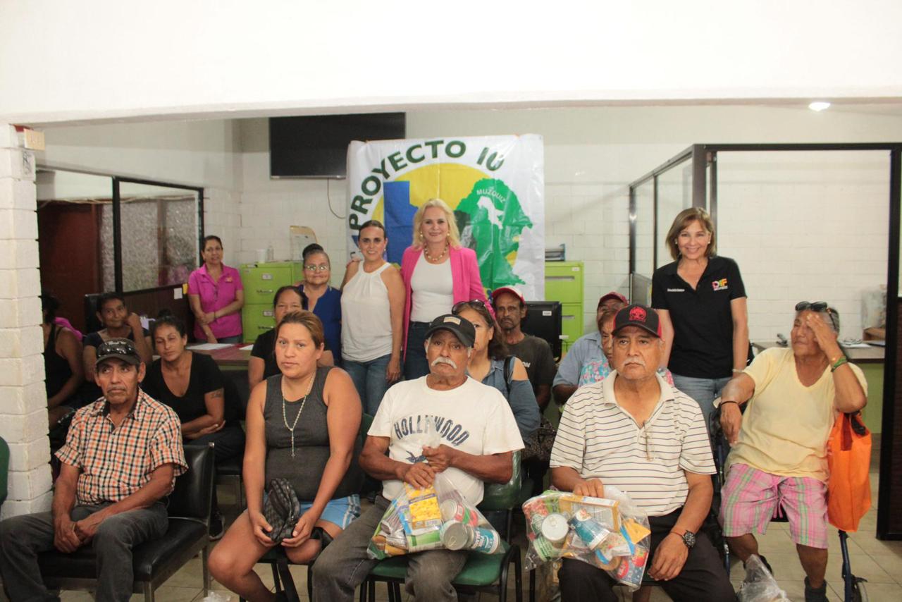 Entrega de apoyos a familias vulnerables, gracias a la colaboración entre el DIF Municipal y Proyecto 10 de Denton, Texas