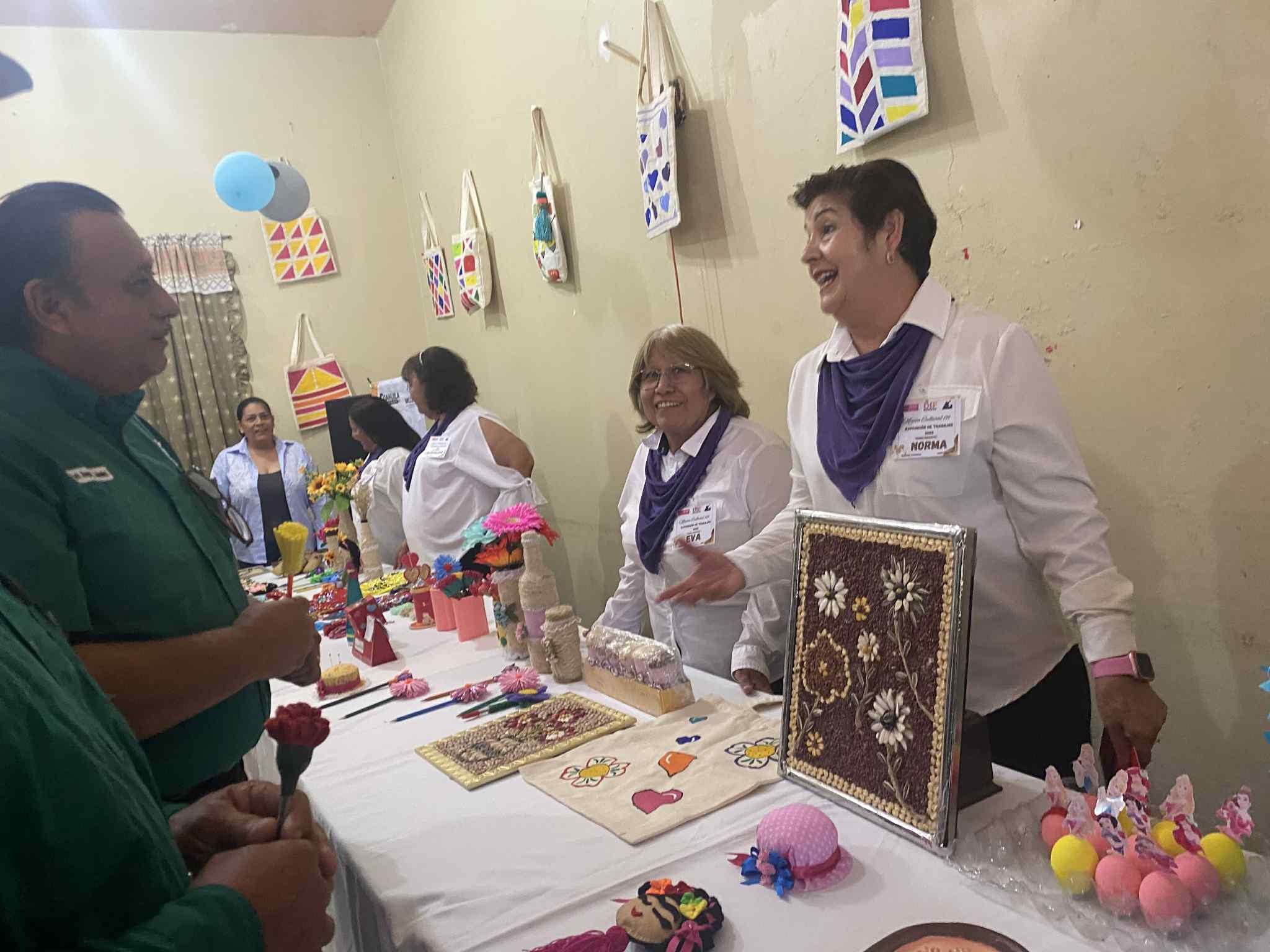 ADULTOS MAYORES EXPONEN TRABAJOS