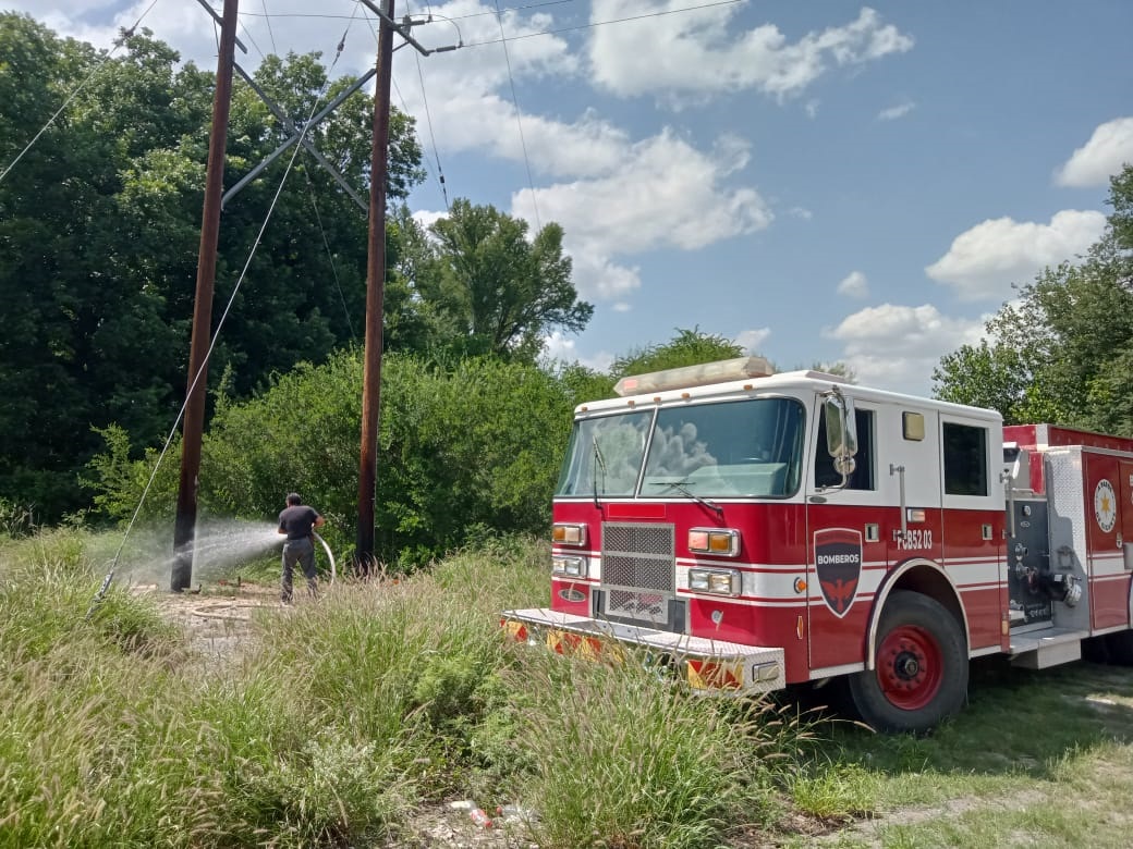 BOMBEROS SOFOCAN INCENDIO DE POSTES DE ELECTRICIDAD EN CARRETERA MÚZQUIZ – BOQUILLAS