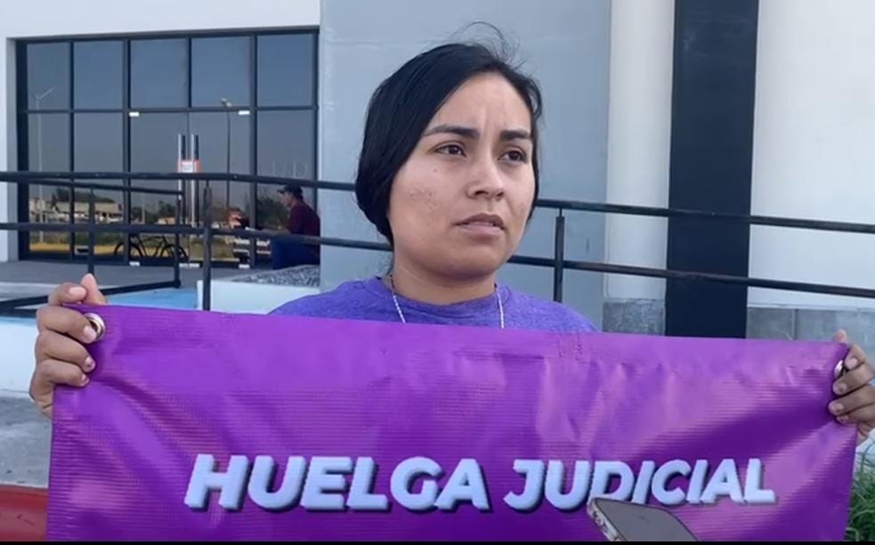 Madre de familia se manifiesta frente a primaria de Sabinas; exige ver a su hija