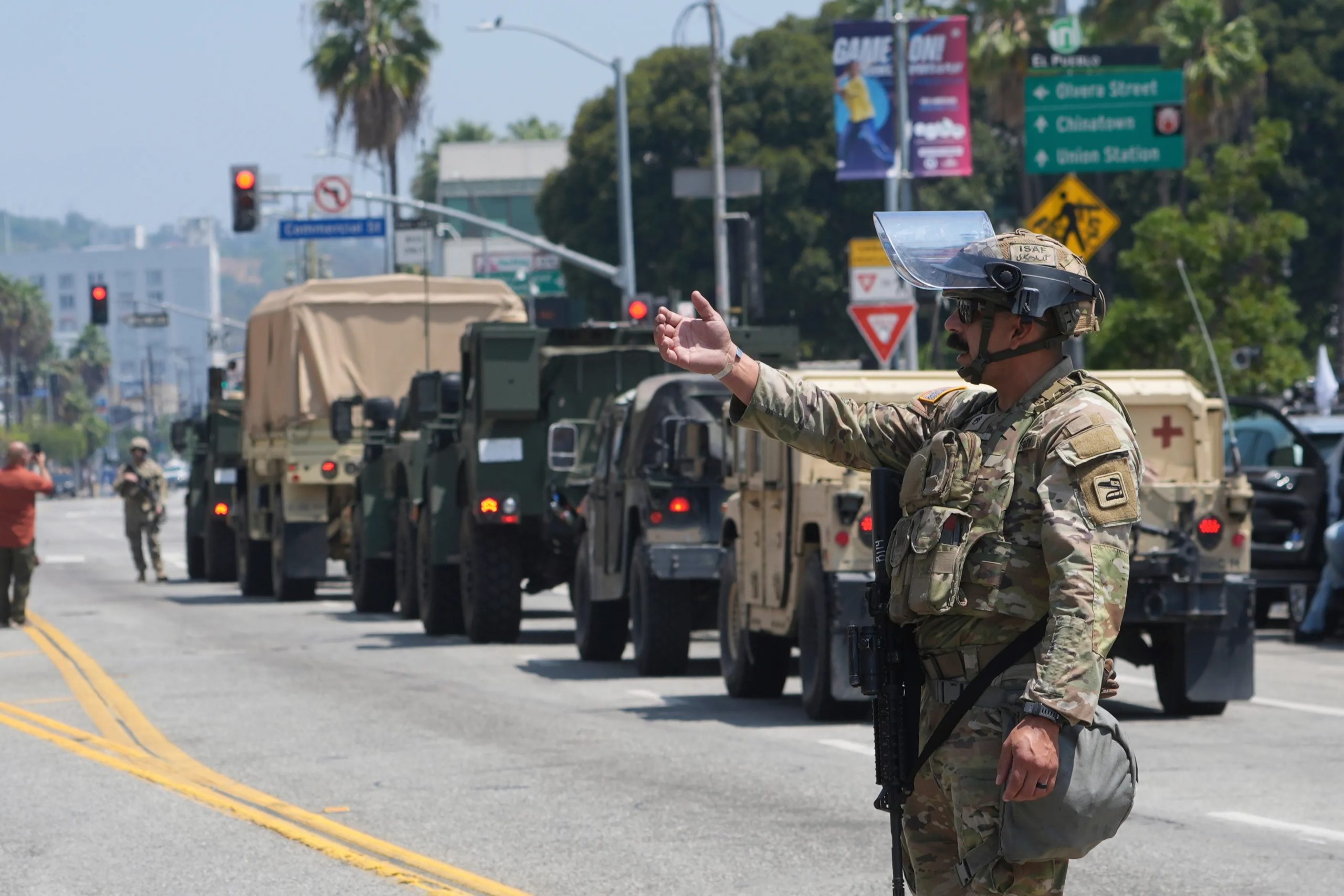 Trump ordena despliegue de 700 militares en Texas, Florida y Luisiana