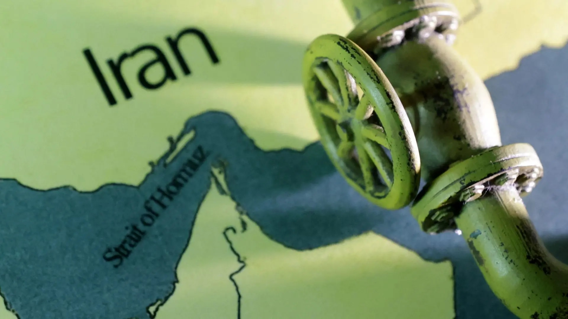 Irán amenaza con cerrar el Estrecho de Ormuz y sacude el mercado mundial del petróleo