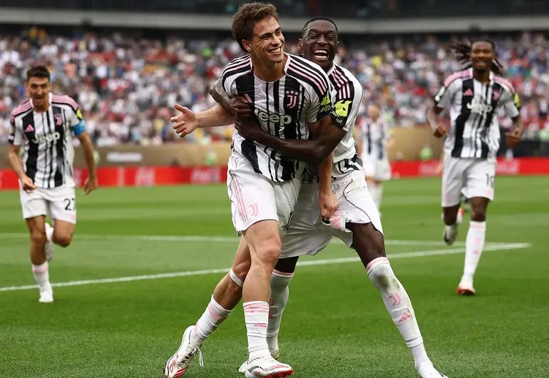 Juventus avanza a octavos con goleada y show de Kenan Yildiz