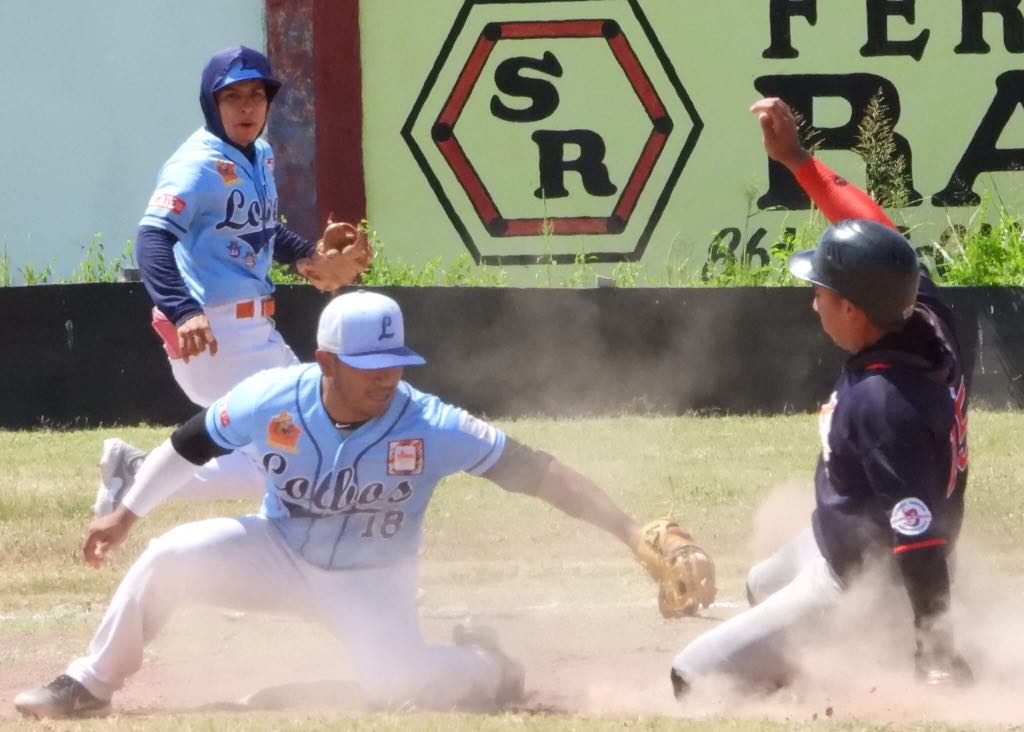 Bravos y Lobos dividen honores