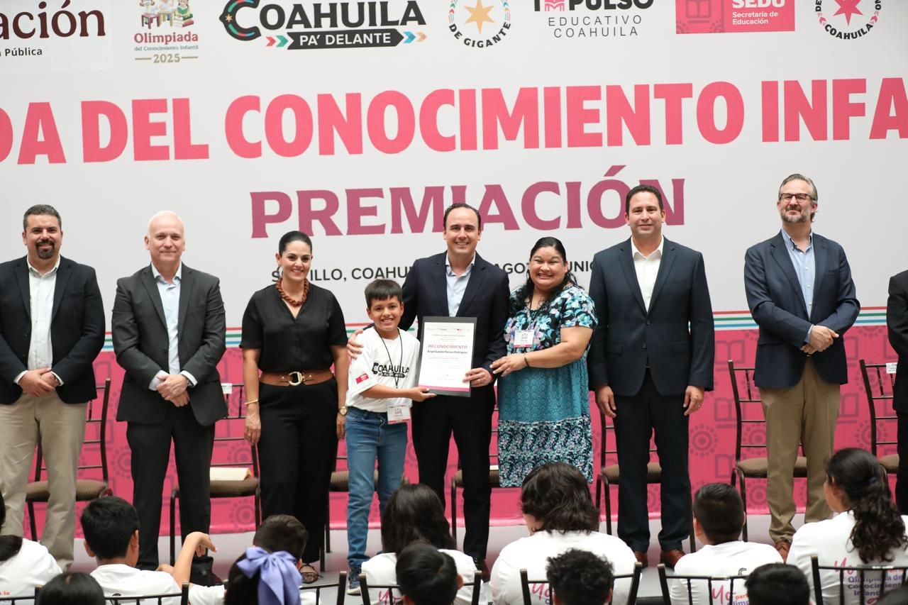 PREMIA MANOLO A NIÑAS Y NIÑOS GANADORES DE LA OLIMPIADA DEL CONOCIMIENTO