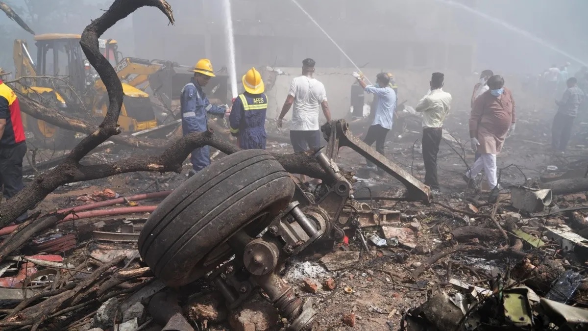 Avión con 242 personas se estrella al despegar en India