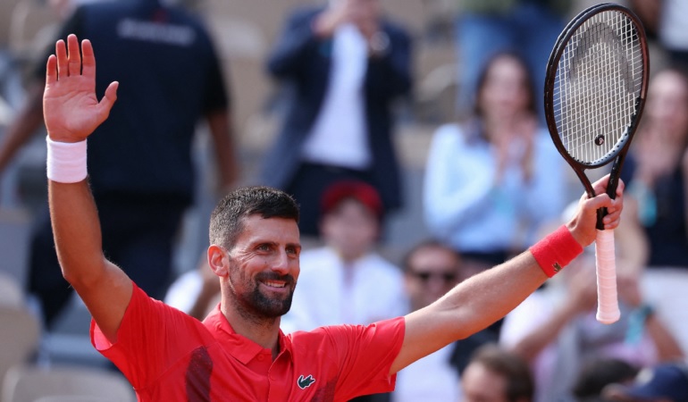 Novak Djokovic hace crecer aún más su leyenda: alcanza 100 victorias en Roland Garros y avanza a cuartos de final