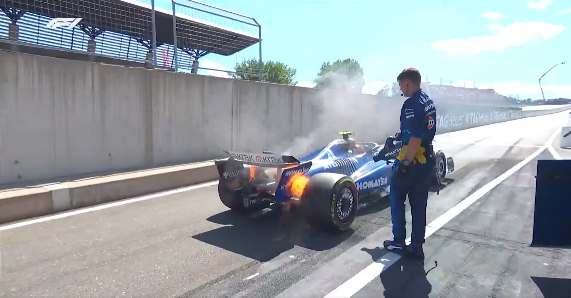¡Incendio y abandono! Carlos Sainz sufre problema de frenos
