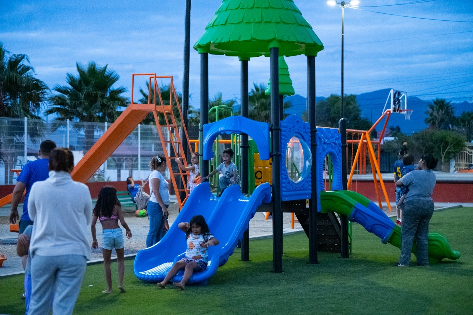 Cientos de familias disfrutan de la plaza Mirasierra Spurs: Javier Díaz