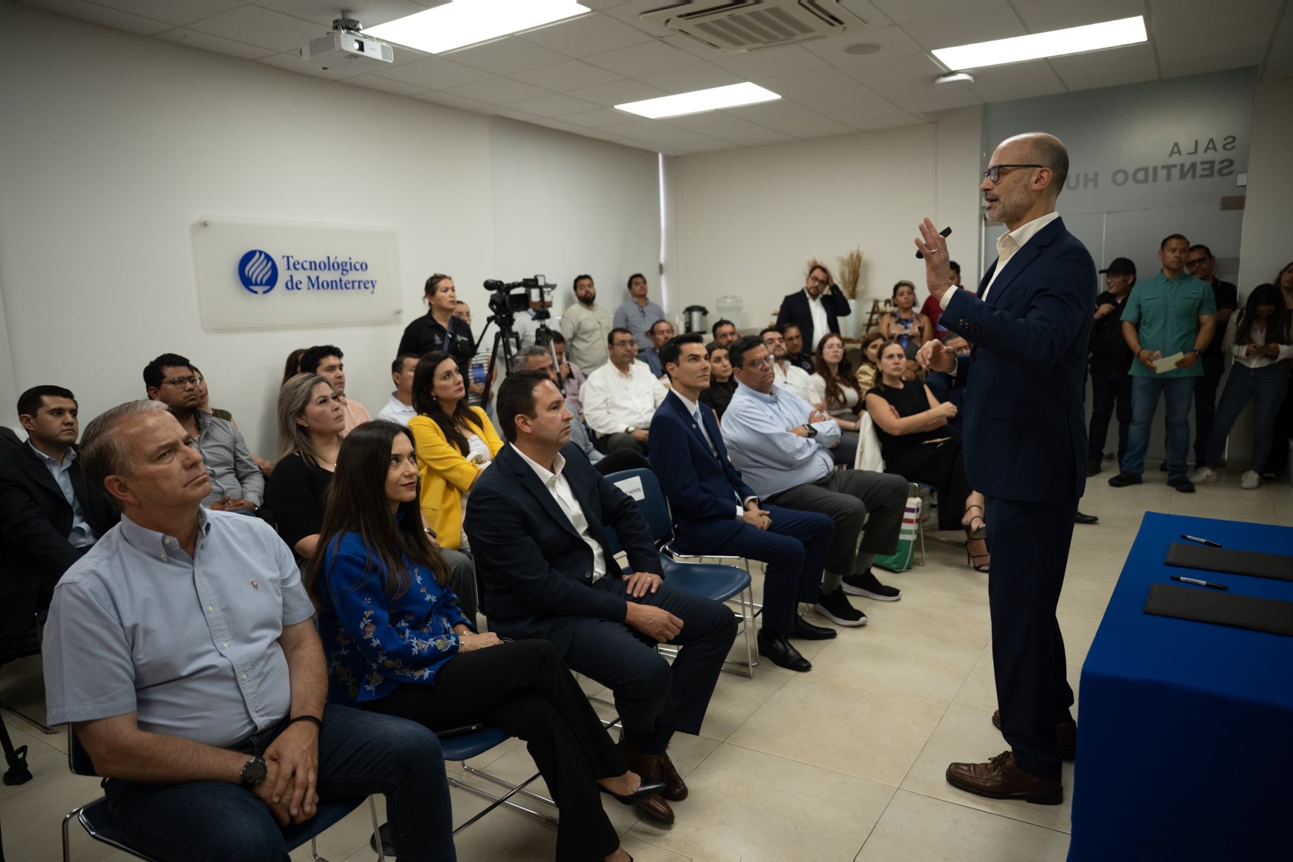 Fortalece Javier Díaz formación de funcionarios