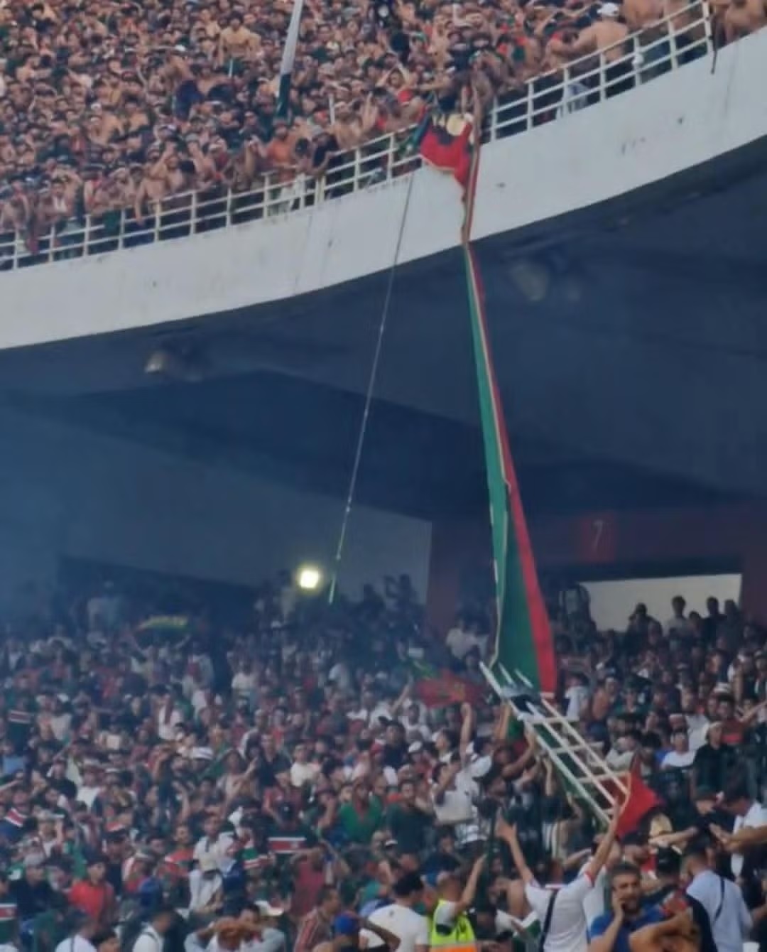 Tres muertos y 81 heridos tras colapso de tribuna en Argelia