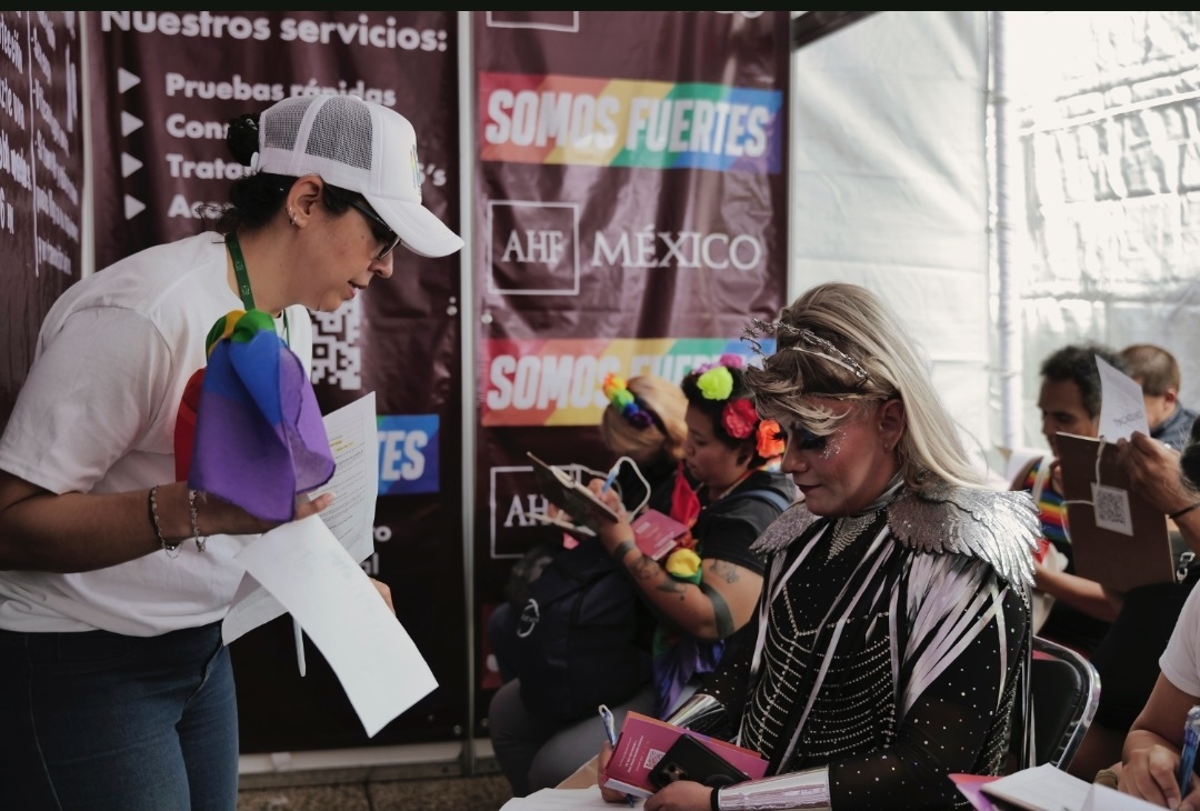 Aplica IMSS mil 540 pruebas gratuitas para detectar VIH y hepatitis C durante la edición 47 de la Marcha del Orgullo LGBTTTIQAP+