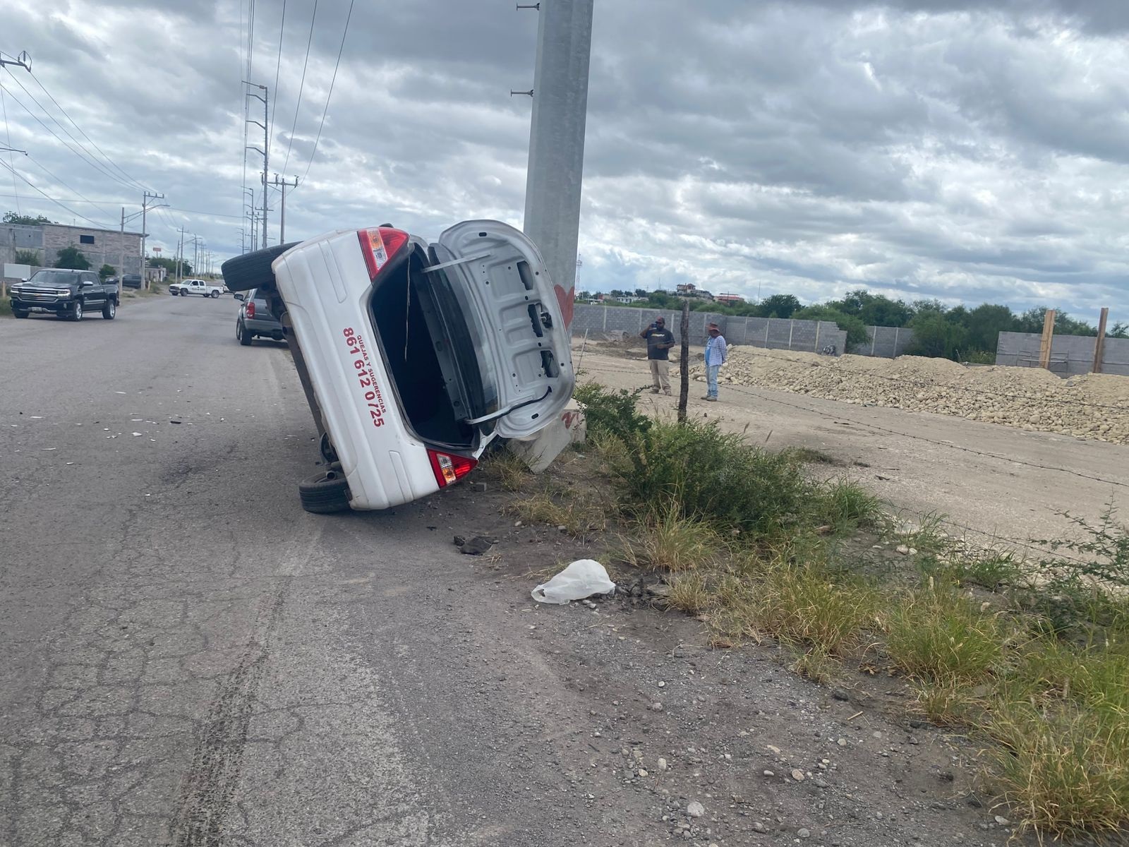 Libra la muerte taxista después de aparatosa volcadura en libramiento sur