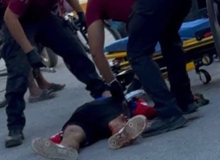 Atacan a golpes en plaza pública a ebrio sexagenario