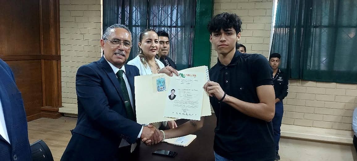 Realiza CECyTEC Agujita protocolo de entrega de cédulas y títulos profesionales