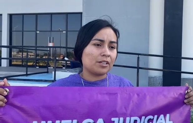 Madre denunció corrupción de las autoridades judiciales para recuperar a su hija