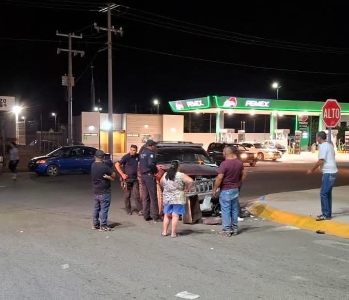 Colisionan conductores de vehículo y motocicleta en calles de Nueva Rosita 