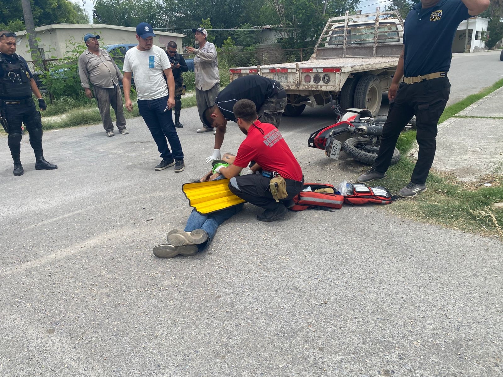 Motociclista sufre lesiones tras estamparse con camión en la colonia Sarabia