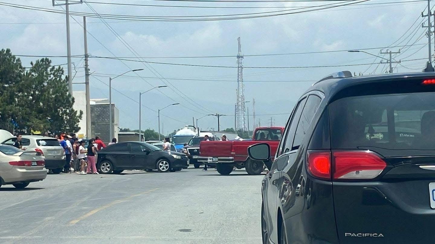 Vecinos bloquean vialidad en Ramos Arizpe; exigen solución inmediata por falta de luz