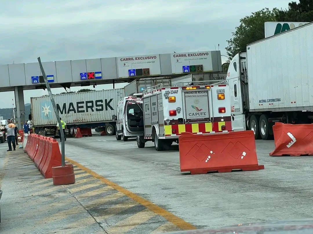 ¡TRÁILER COLAPSÓ EL PASO!