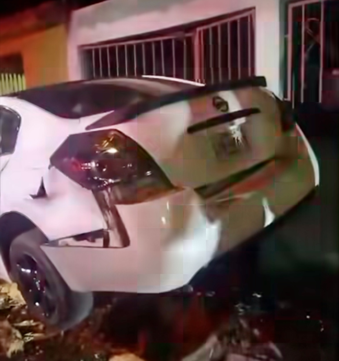 Conductor de 66 años pierde el control y termina sobre un tronco en Ramos Arizpe