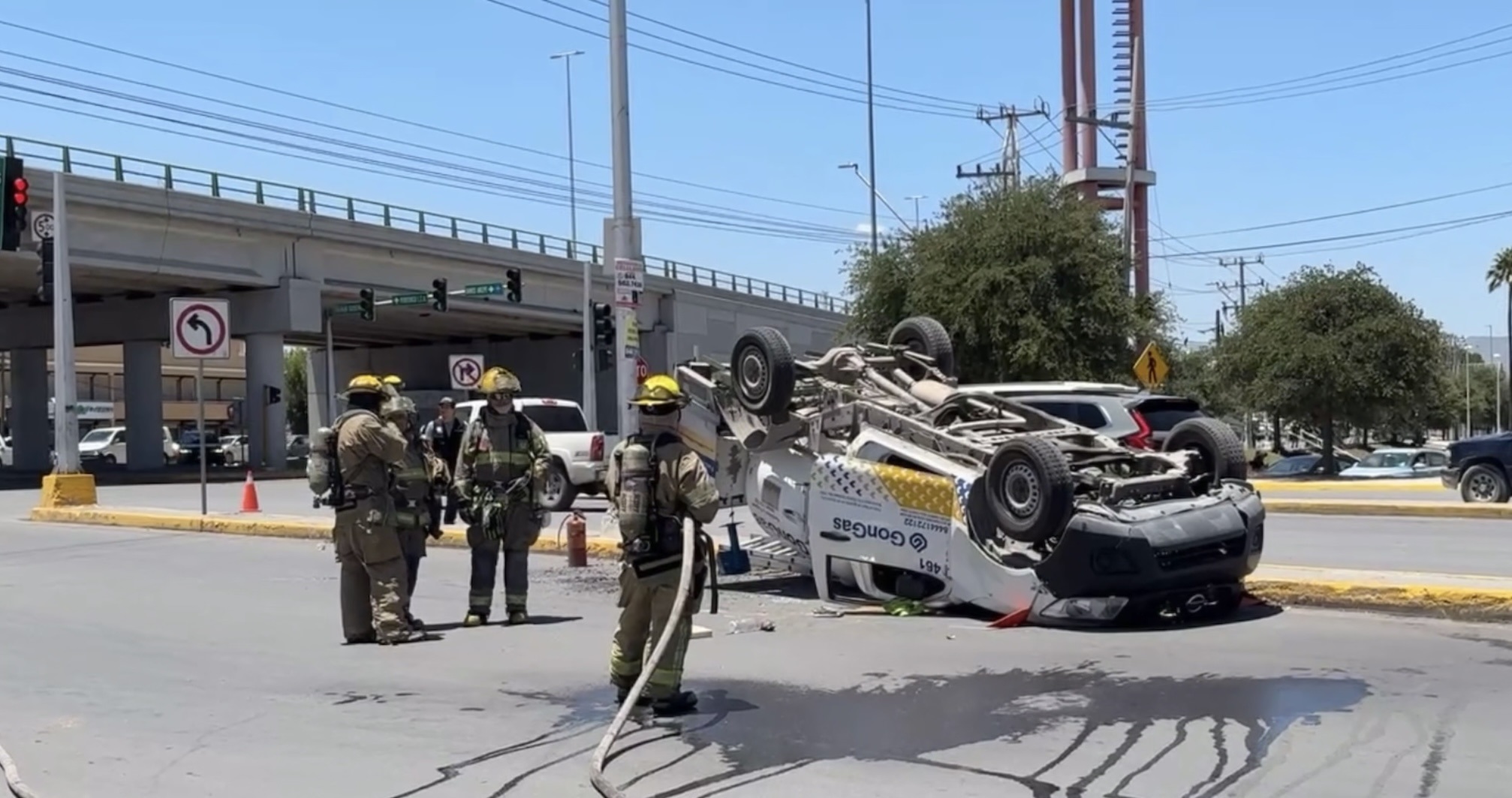 Camioneta provoca volcadura de pipa frente a Plaza Patio en Saltillo y se da a la fuga