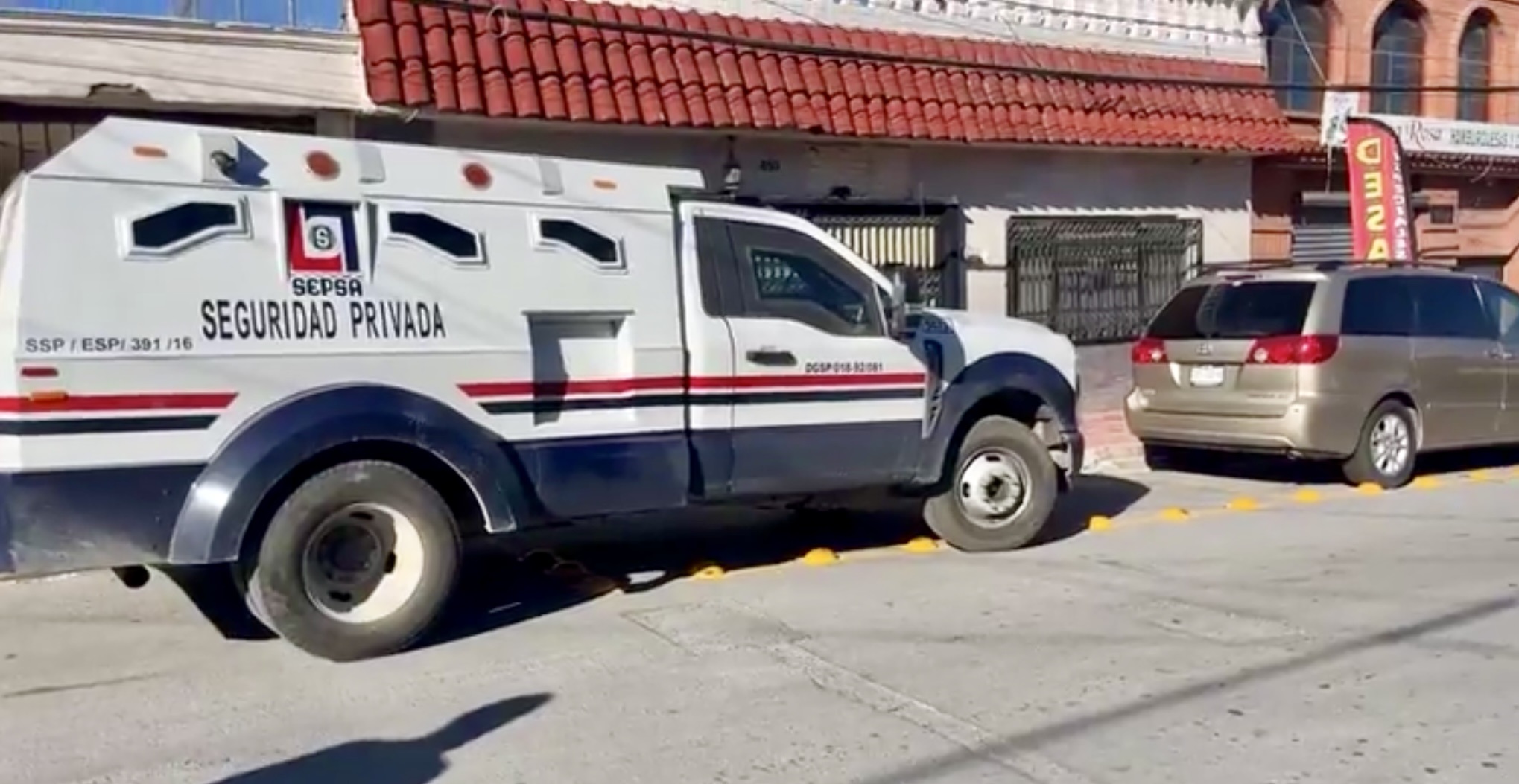 Muere adulto mayor atropellado por camión de valores en la colonia Topo Chico