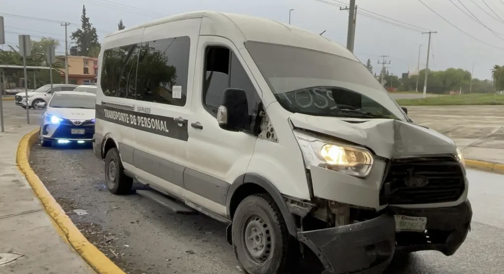 Conductor pierde el control y se impacta contra poste de la CFE en Saltillo