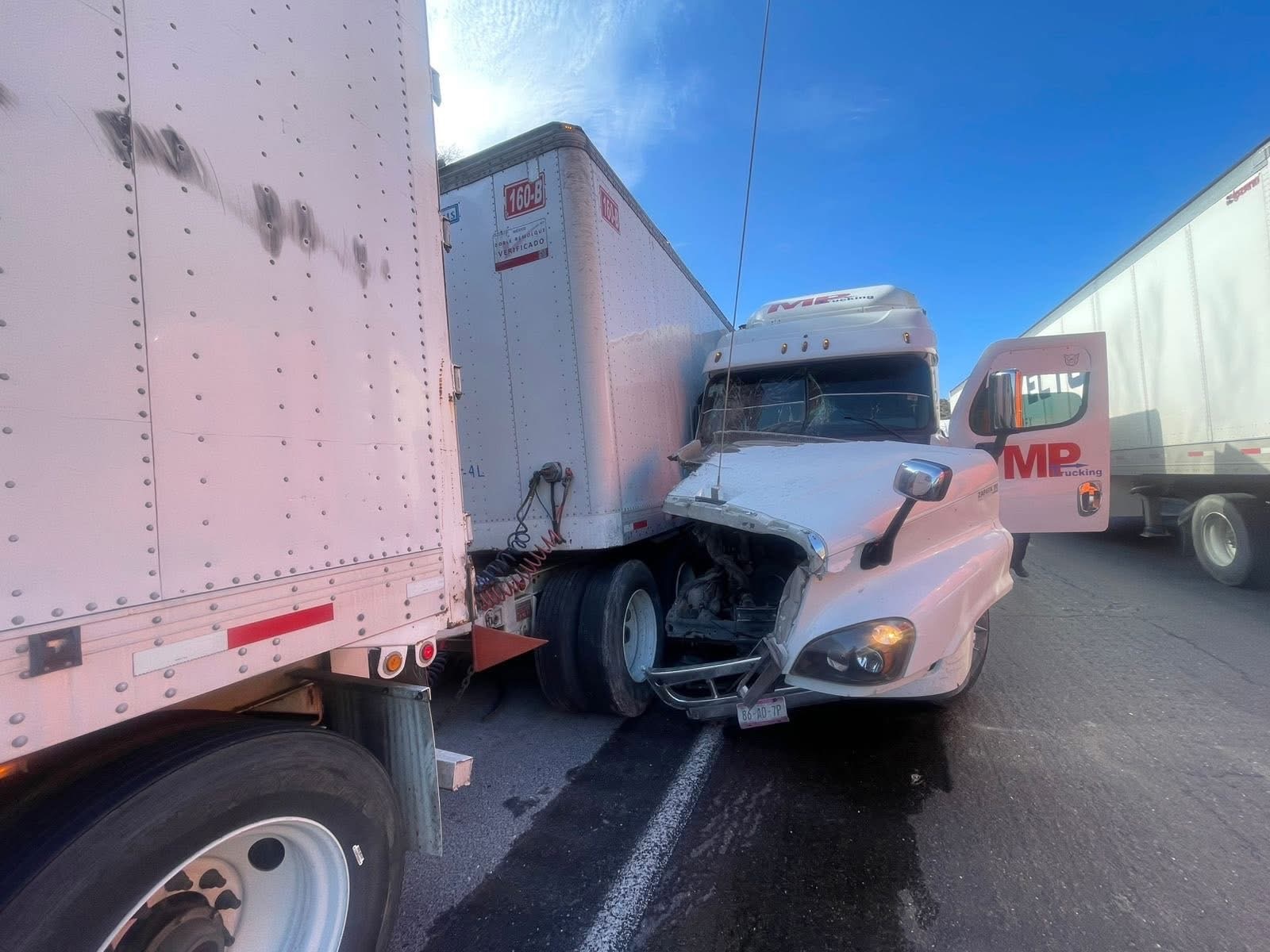 Accidente entre dos tractocamiones genera cierre parcial en la Carretera 57, en Arteaga