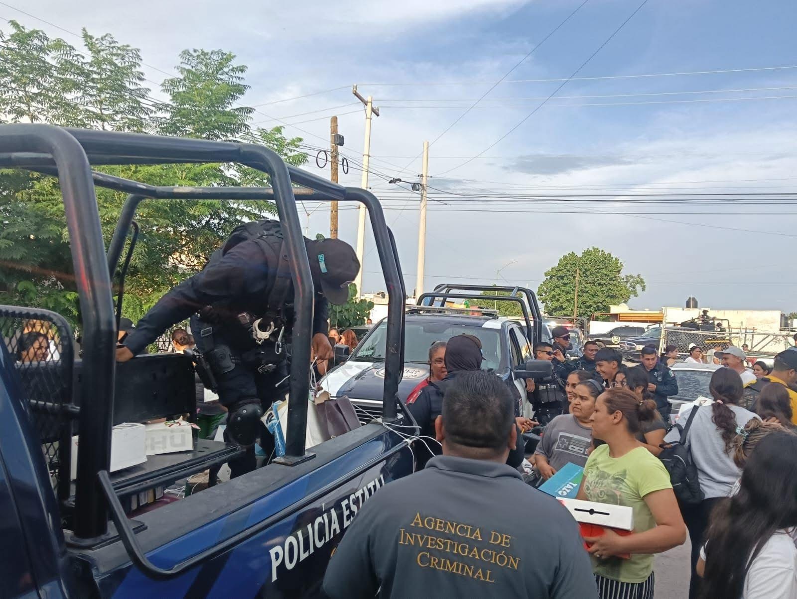Reparten más de 3 mil pares de zapatos chinos en colonias vulnerables de Torreón