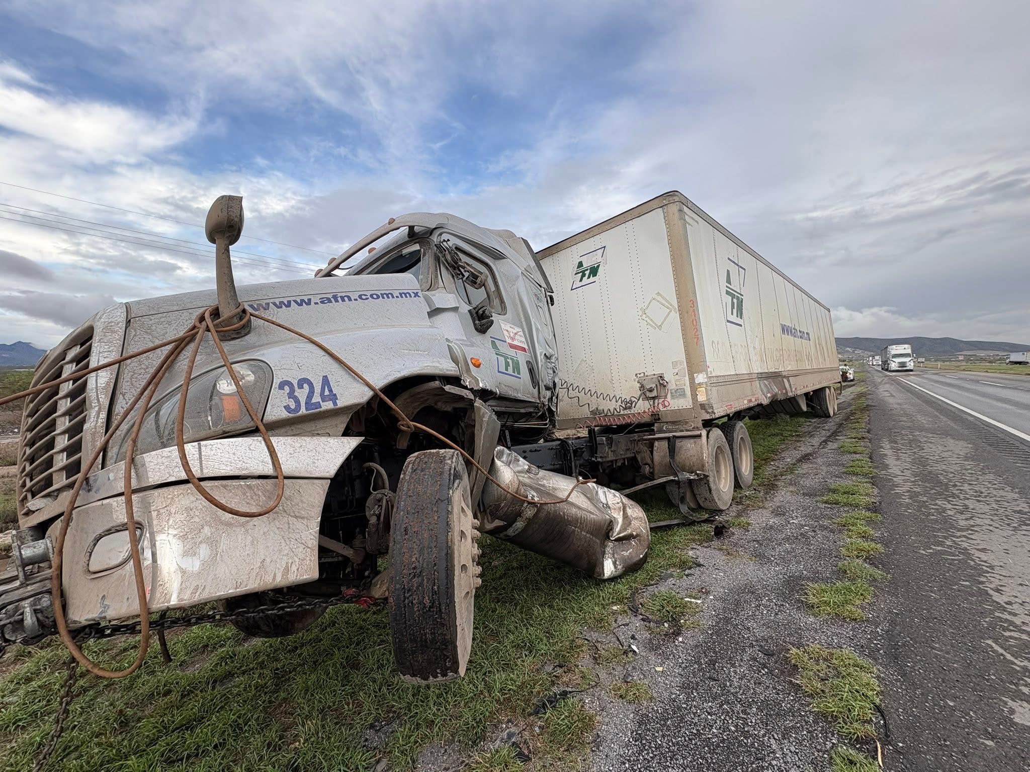 Tráiler vuelca en la carretera 57 tramo Carbonera; conductor sale ileso