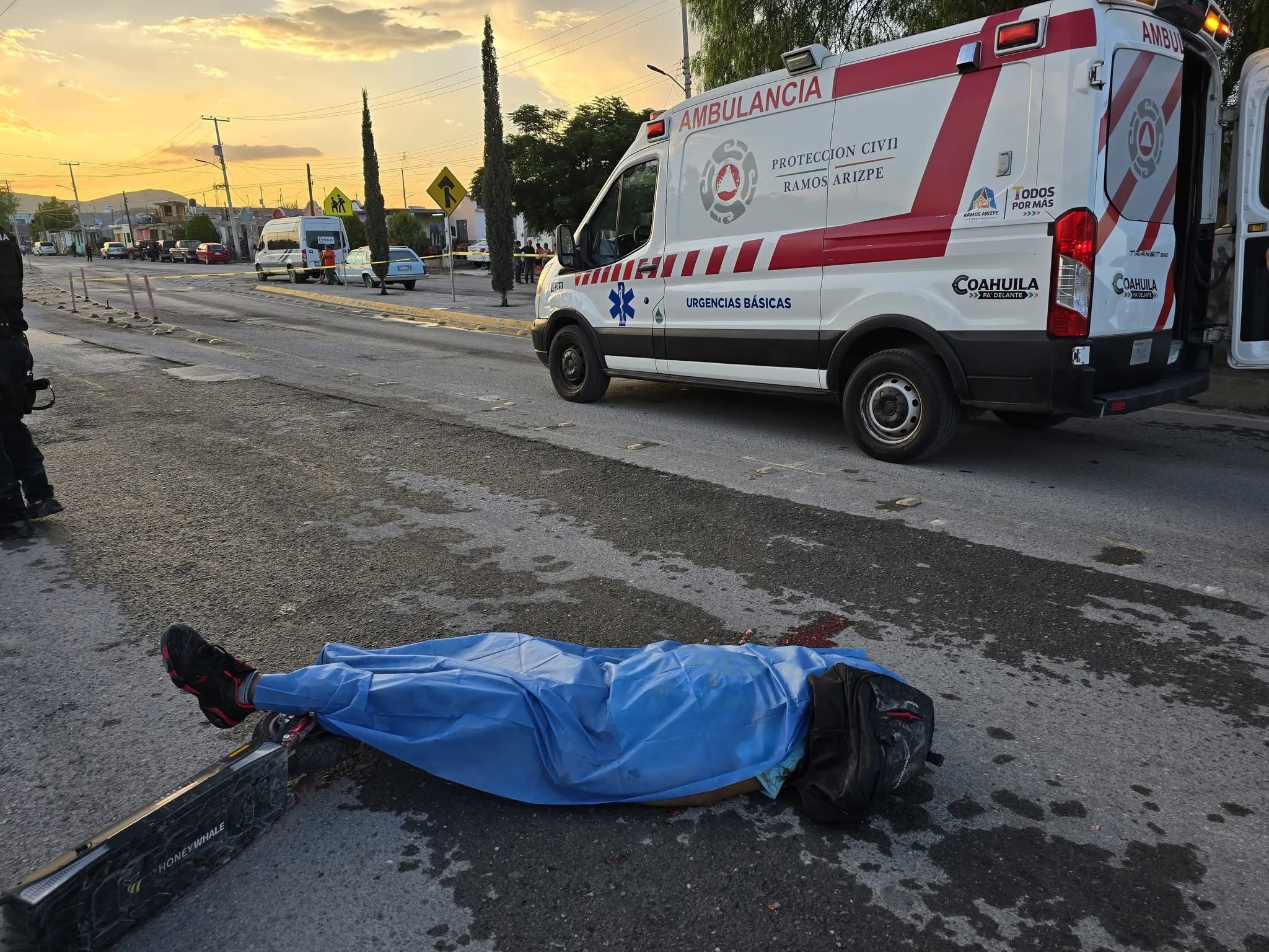 Hombre en patín eléctrico muere atropellado por camión de transporte en Ramos Arizpe