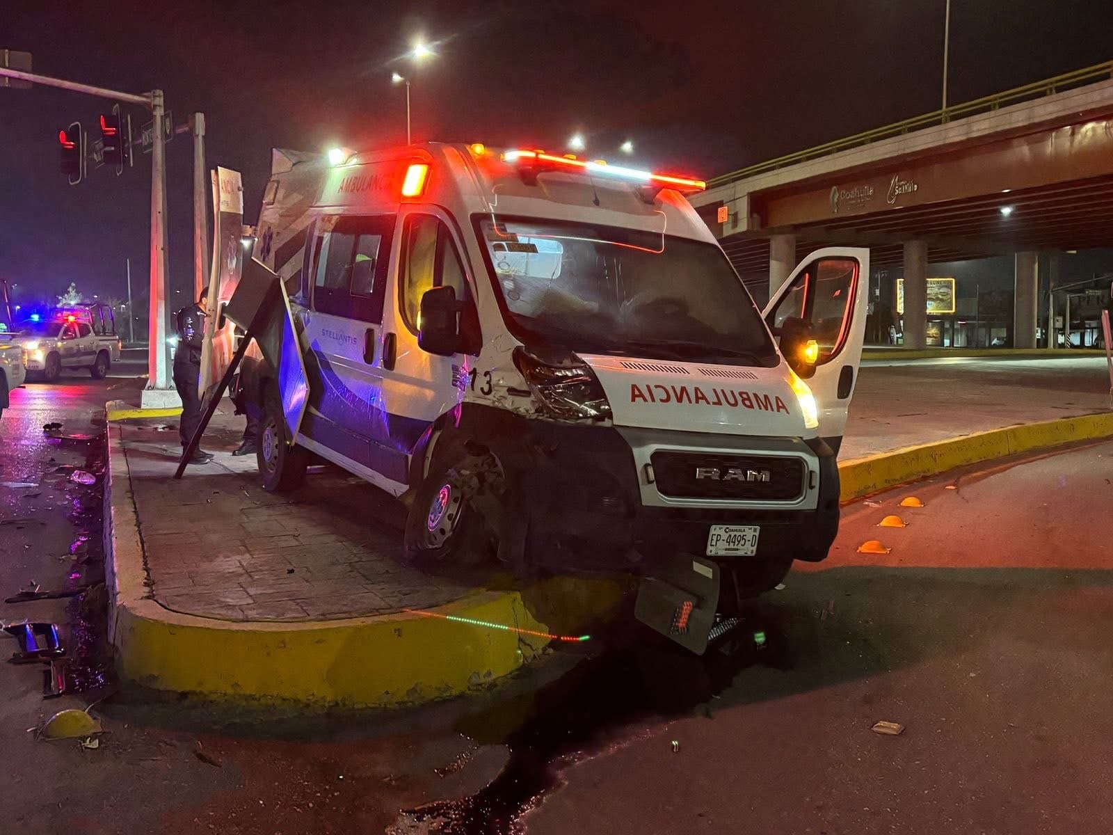 Camioneta choca contra ambulancia en pleno Servicio de emergencia en Saltillo