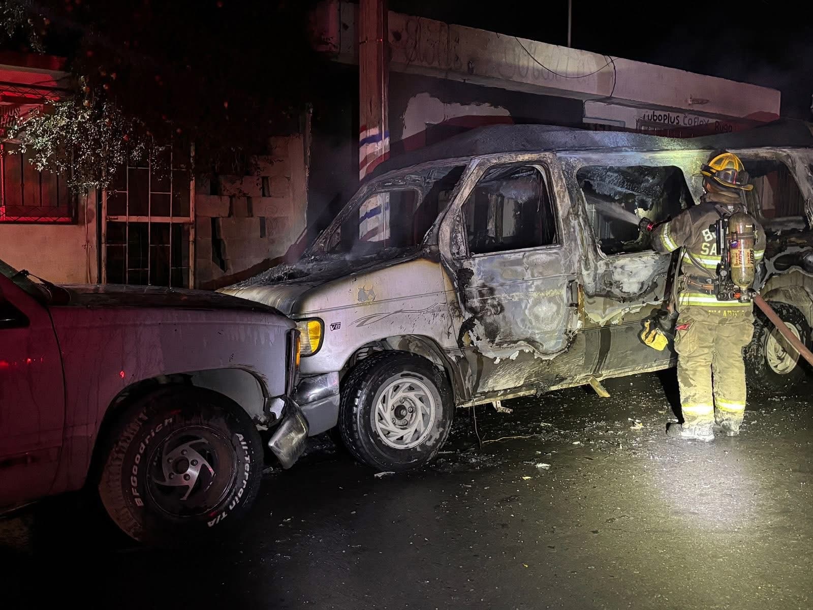 Auto choca contra transformador y termina en llamas : Dos heridos graves