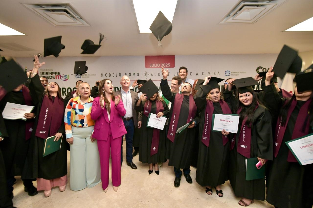 Román Alberto Cepeda González preside la ceremonia de graduación del Programa de Educación para Personas Infractoras