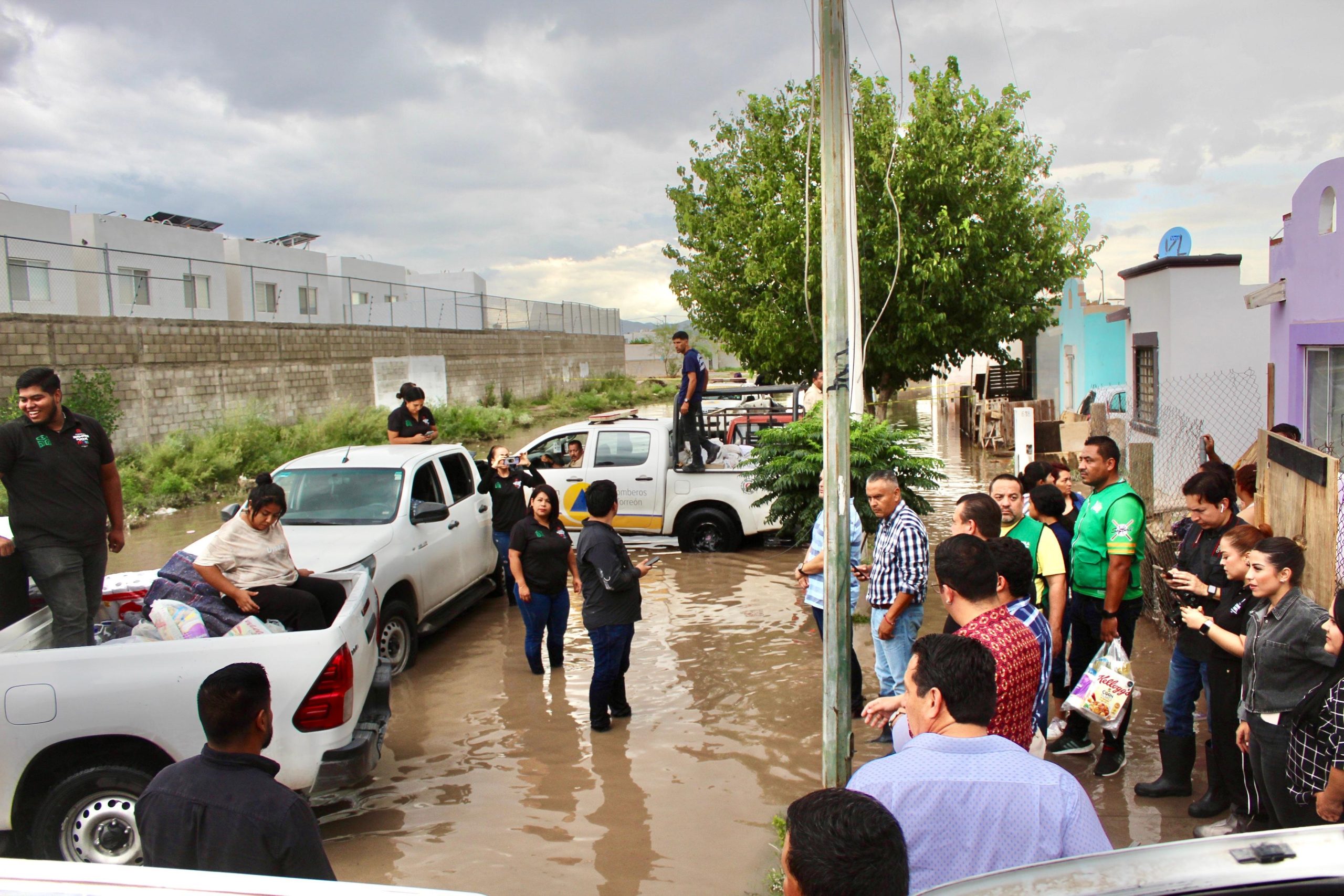 Entrega DIF Torreón alimentos, agua y cobijas en colonias afectadas por lluvias