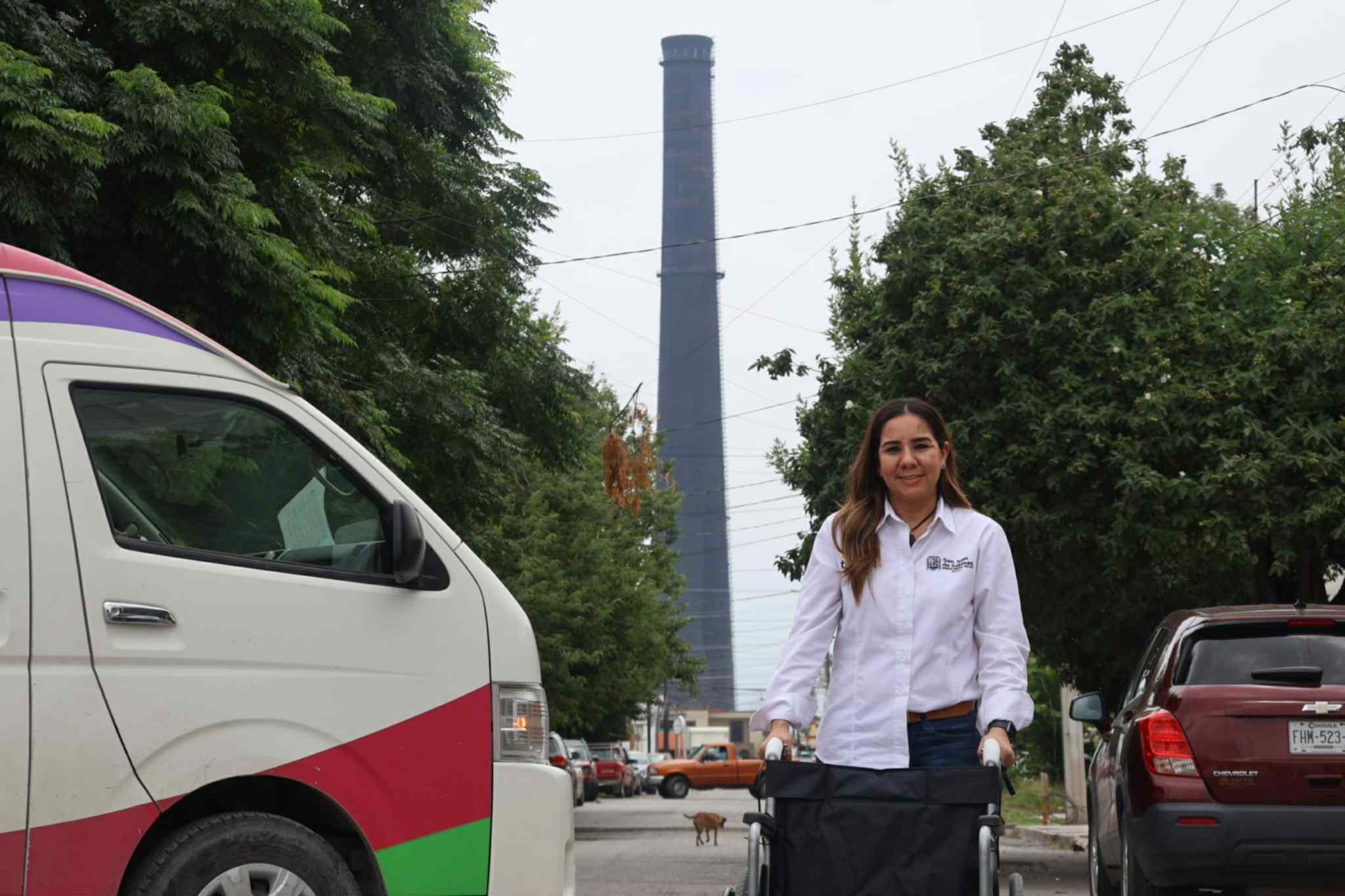 Karina Ríos brinda apoyos funcionales a personas vulnerables en Nueva Rosita