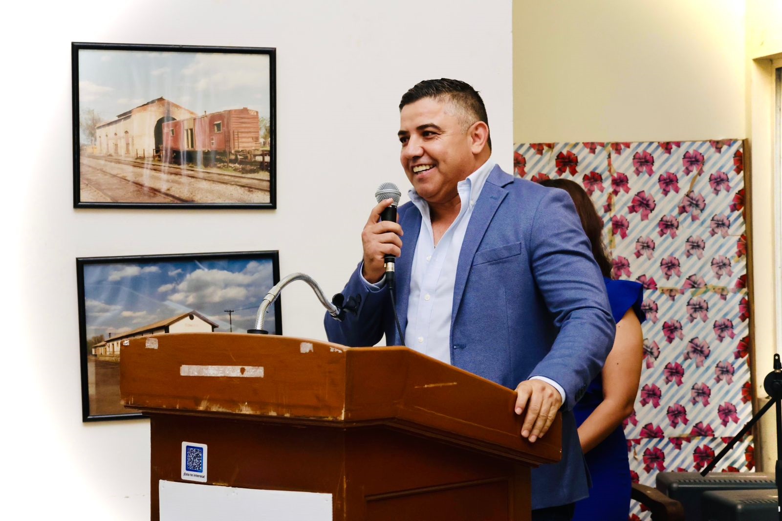 Chano Díaz, padrino de generación en diversos planteles educativos de Sabinas
