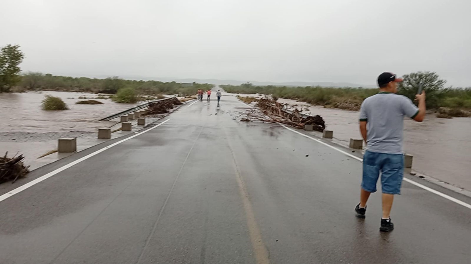 CRECE CAUDAL POR LLUVIAS INTENSAS EN MÚZQUIZ A LA ALTURA DE LOS COMANDANTES 1
