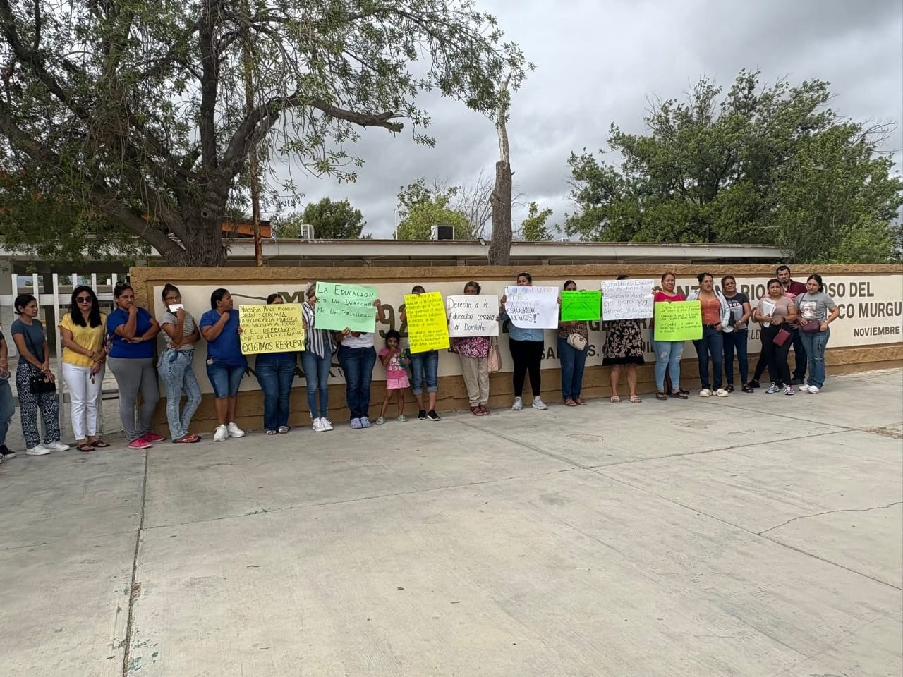 Madres de familia piden apertura de un nuevo grupo en la secundaria Francisco Murguía