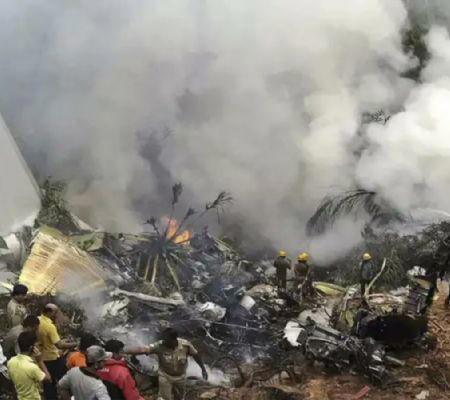 Mueren cerca de 50 personas tras estrellarse un avión en el este de Rusia