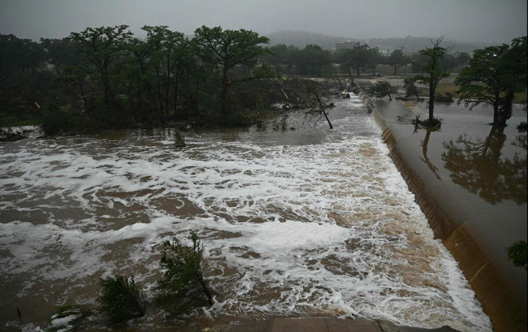 Suman 41 desaparecidos tras inundaciones en Texas; advierten por fuertes lluvias para las próximas 24 horas