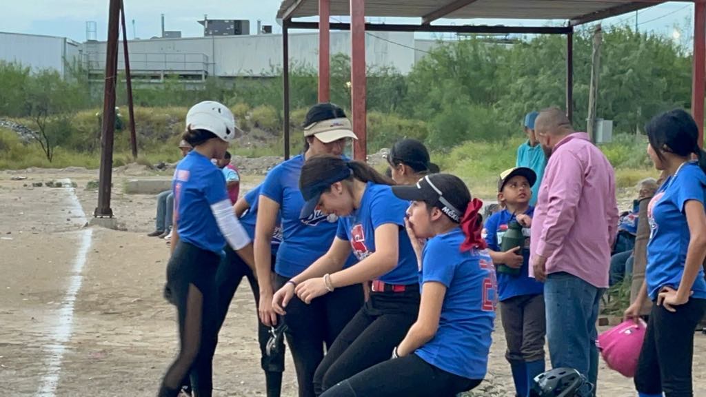 Lluvia impide juego de softbol femenil