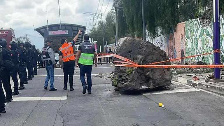 Basílica de Guadalupe: Enorme piedra se desliza del cerro durante llegada de peregrinos y cae sobre una persona