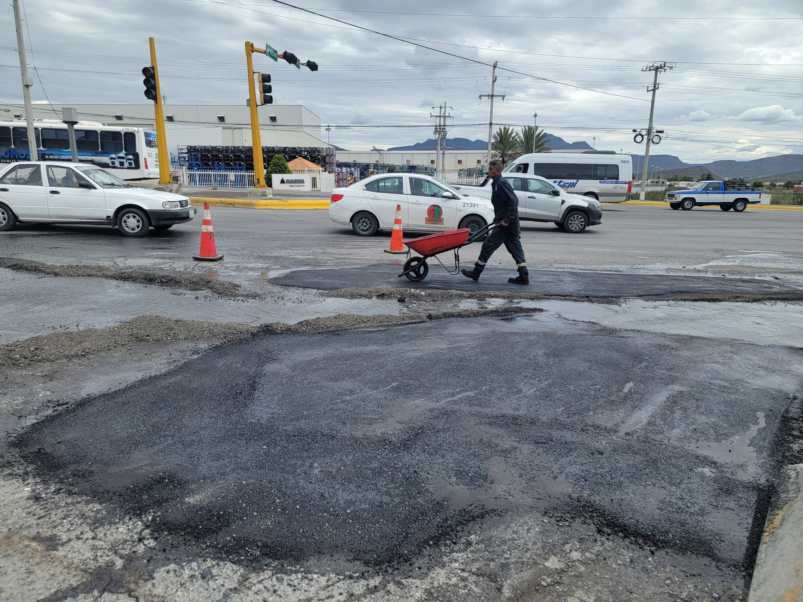 Tras lluvias, intensifica gobierno de Javier Díaz acciones de bacheo en Mirasierra y Teresitas