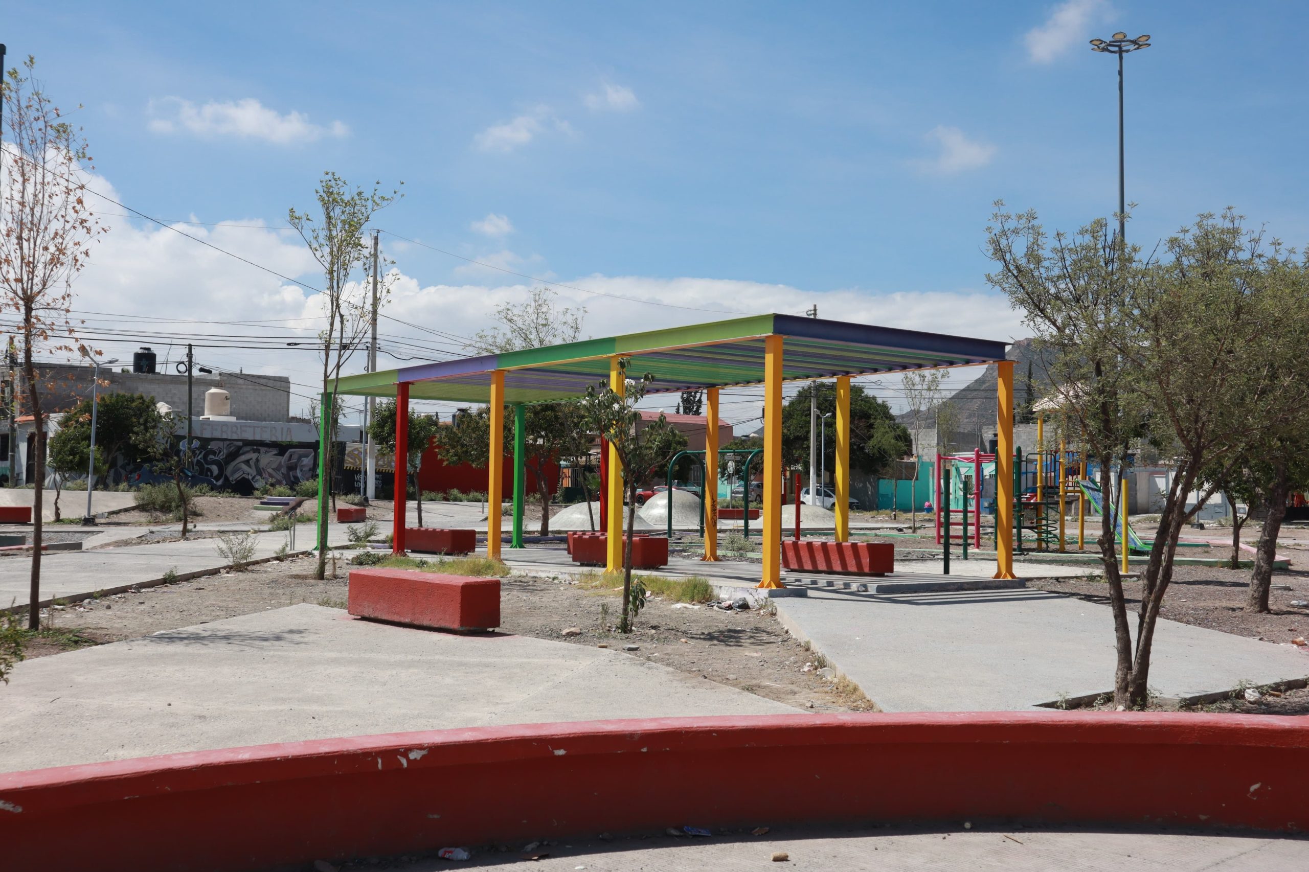 Avanzan trabajos de rehabilitación de la plaza pública en la Saltillo 2000